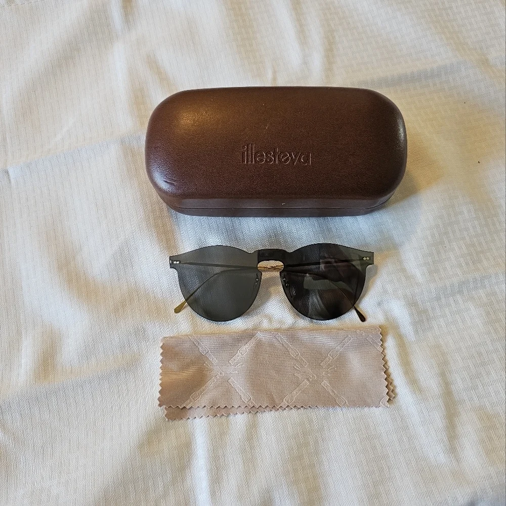 illesteva Wonen’s Black Aviator Sunglasses